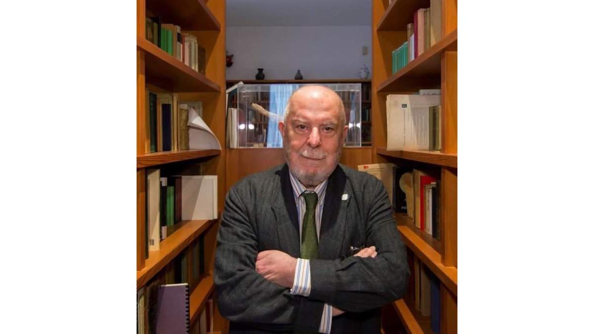 El académico y escritor Juan Gil