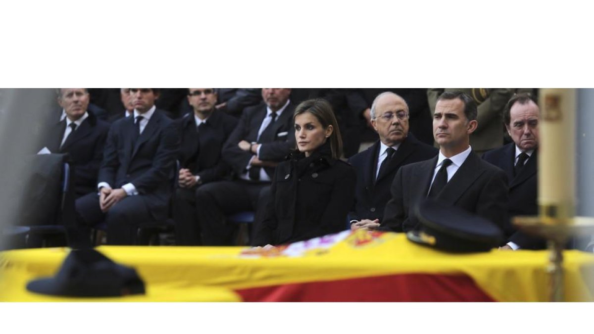 Los Reyes, junto a los féretros en el funeral de Estado