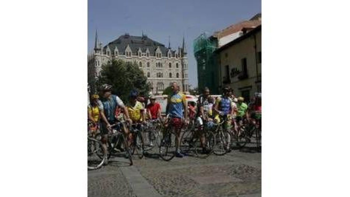 Un grupo de participantes, delante del palacio de Botines