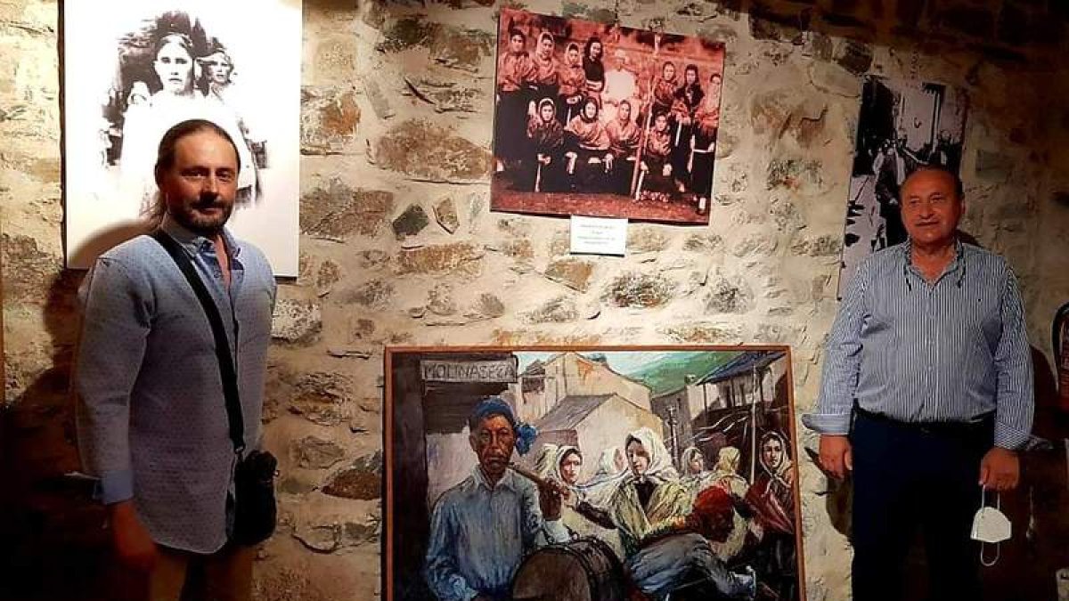 El alcalde Alfonso Arias con uno de los músicos. M. MACÍAS