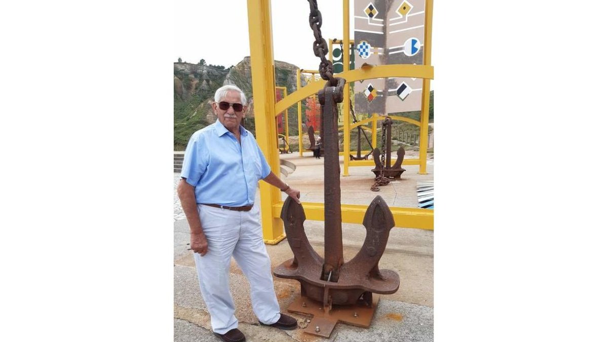 Paco Robles con el ancla que se cree pertenec ió al vapor Habana en Salinas. GAITERO.