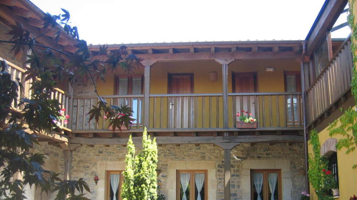 El recoleto patio es un remanso de paz, al que se asoma el antiguo corredor.