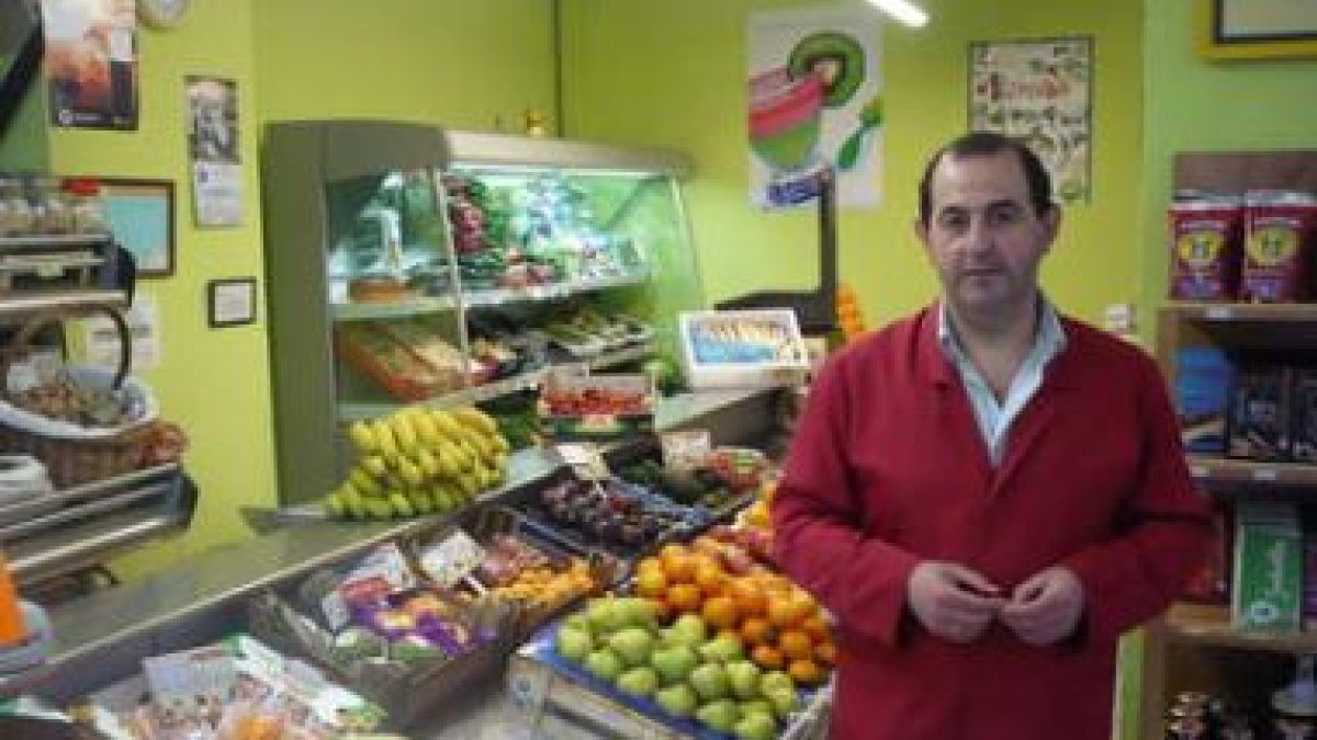 Juan Carlos Frade, en su frutería.