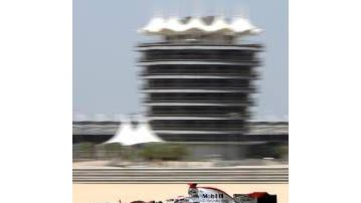 Fernando Alonso, en acción durante el entrenamiento de ayer