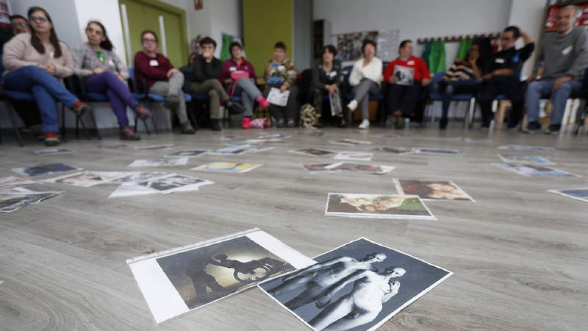 Las fotos usadas en Asprona León muestran la diversidad de los cuerpos, modelos sexuales y situaciones vitales. JESÚS F. SALVADORES