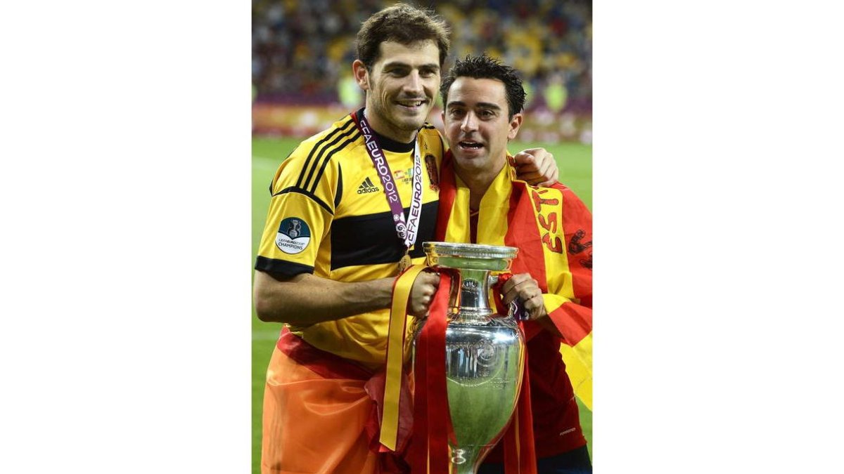 Casillas y Xavi con la copa de campeones de Europa, ganada el 1 de julio de 2012.
