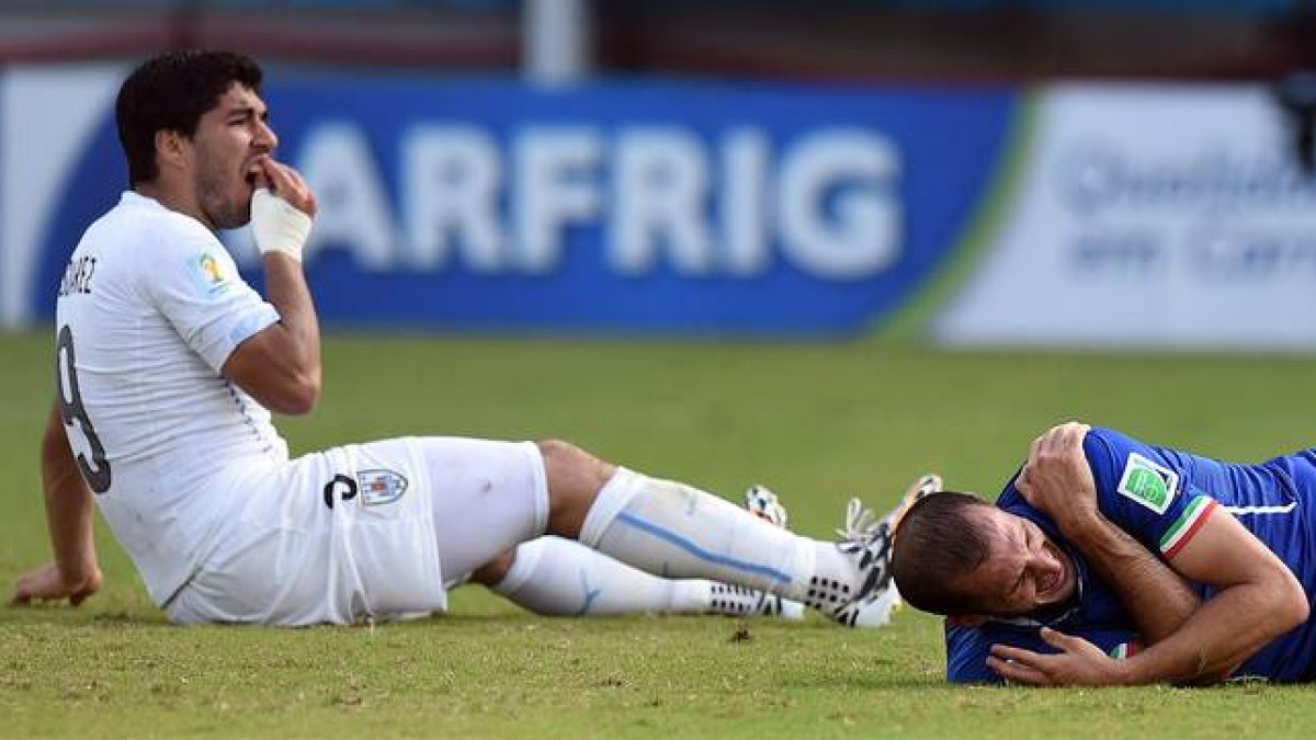Luis Suárez (izquierda), tras morder a Giorgio Chiellini, en el partido entre Uruguay e Italia.