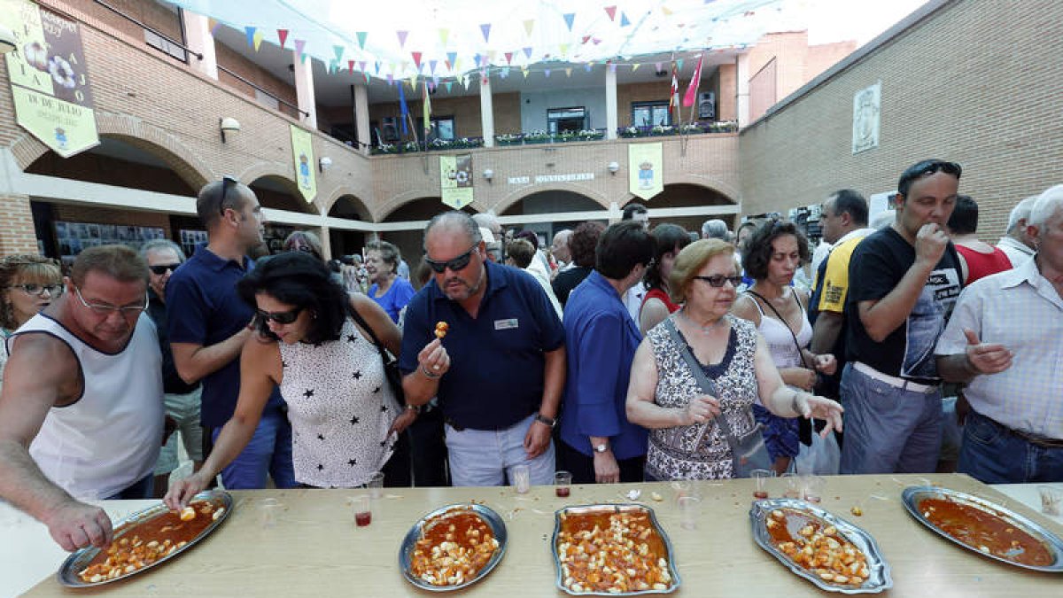 Puestos de ajo y productos de lo más variado, exposiciones de fotos antiguas y una degustación del producto estrella con gran éxito de público protagonizaron la jornada dedicada al ajo.