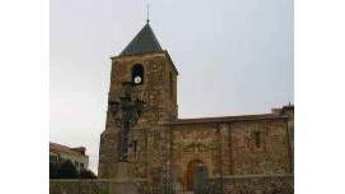 Aspecto actual de la iglesia de El Salvador, con su sólida torre, desde la plaza del mismo nombre