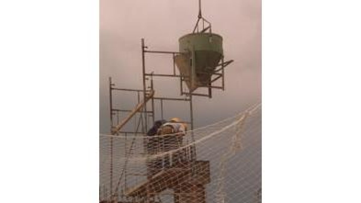 Unos obreros trabajan en la construcción de viviendas en León