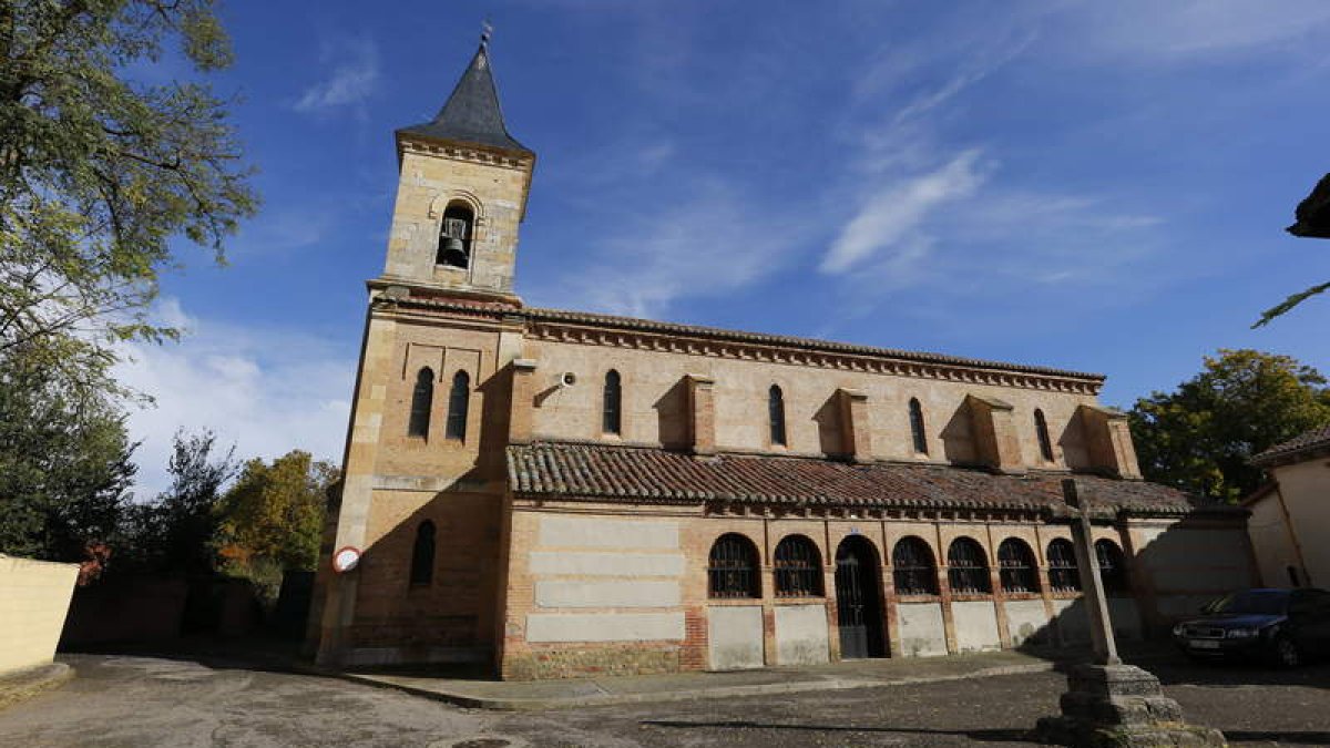 Los hombres al salir de la celebración litúrgica habían adquirido la costumbre de colocarse en corrillo al pie de la puerta neogótica de la iglesia que mira al oeste, para que el Presidente o persona delegada informase de todos los comunicados aportados por el alguacil del Ayuntamiento u otros asuntos surgidos durante la semana.