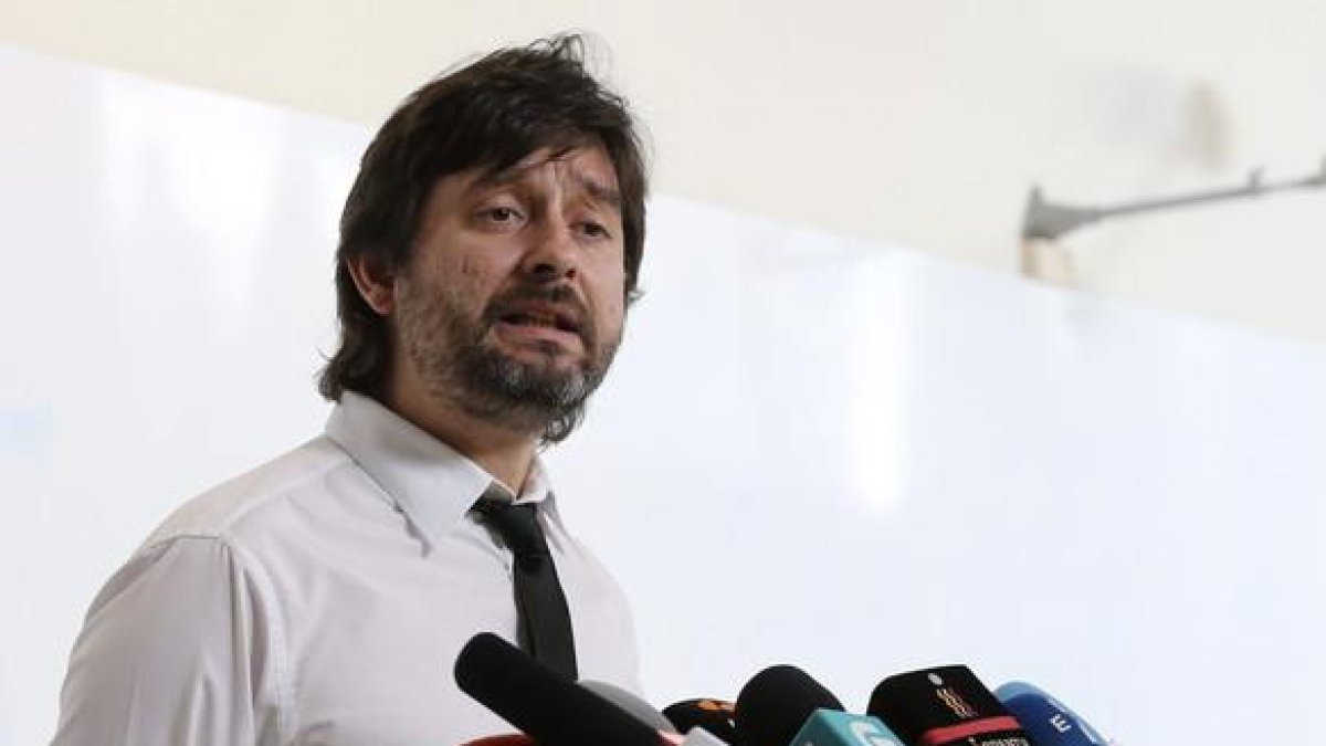 El dirigente de Podemos, Rafael Mayoral, en una rueda de prensa.