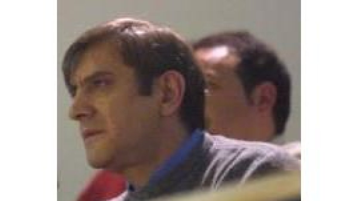 Gregorio Río presenciando un partido de Astorga en el pabellón maragato