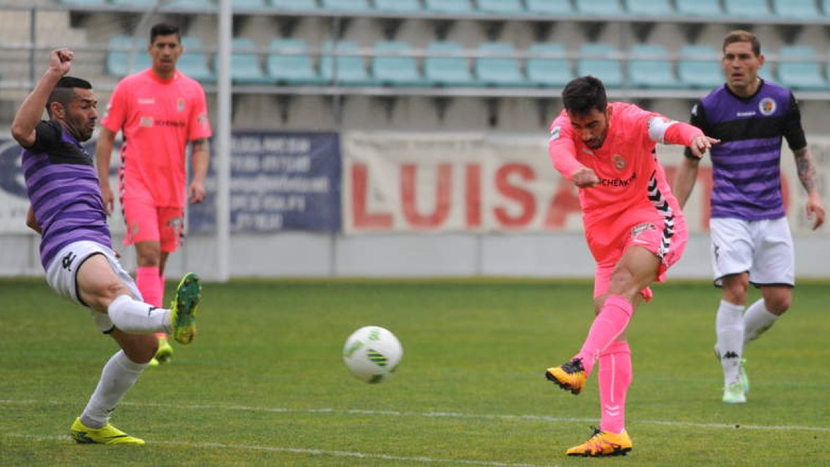 El capitán de la Cultural, el leonés Viti, abrió la cuenta goleadora del conjunto blanco frente al CD Palencia con el zurdazo que recoge la imagen. MARIO GONZÁLEZ