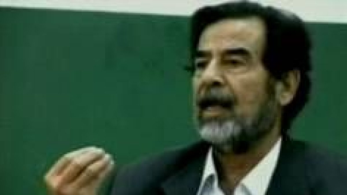 Imagen del vídeo emitido por Al Sharquiya en un momento del interrogatorio al ex dictador iraquí
