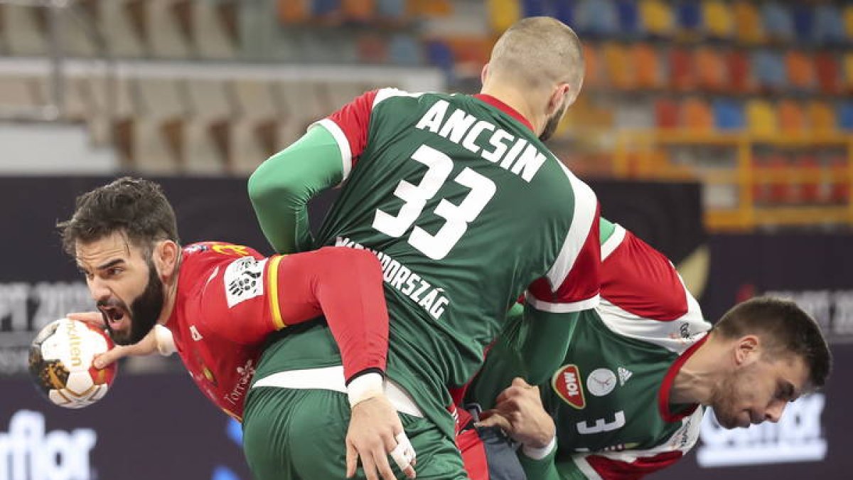 Rubén Marchán intenta pasar entre dos jugadores húngaros. KHALED ELFIQI