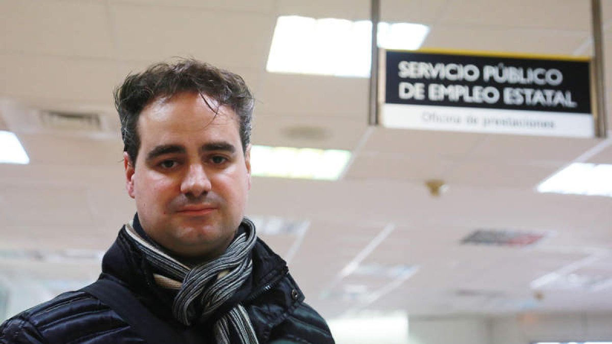 Santiago Monje, tras explicar su caso al funcionario