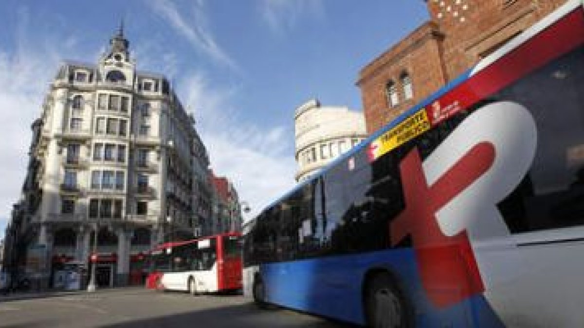 Los autobuses que recorren el área metropolitana son azules y tienen el destino en Santo Domingo.