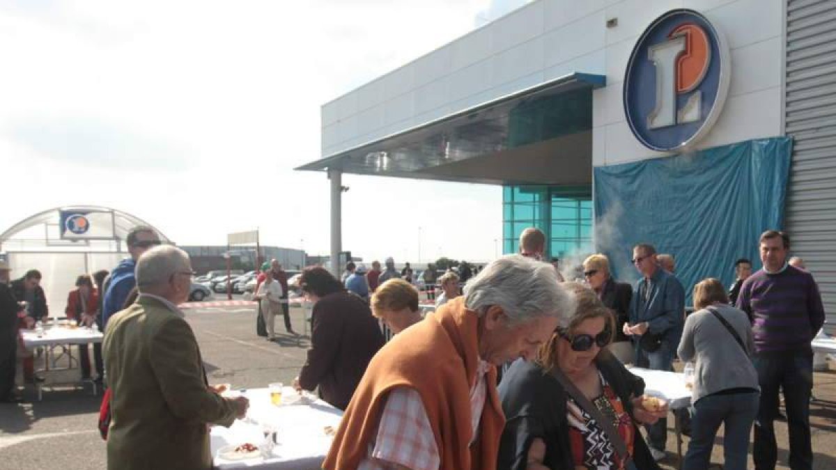 Comensales degustando la pimentada popular en E. Leclerc. En la imagen de la derecha.