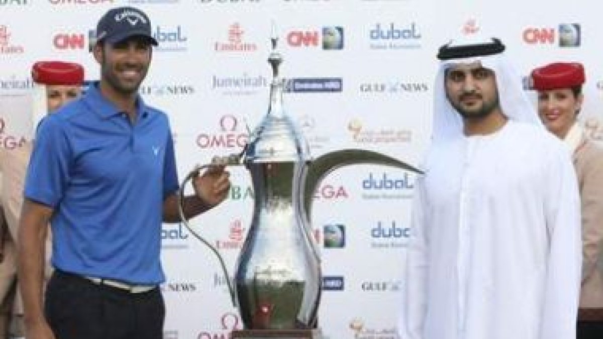 Álvaro Quirós posa con la el trofeo junto al jeque Maktoum Bin Mohammad.