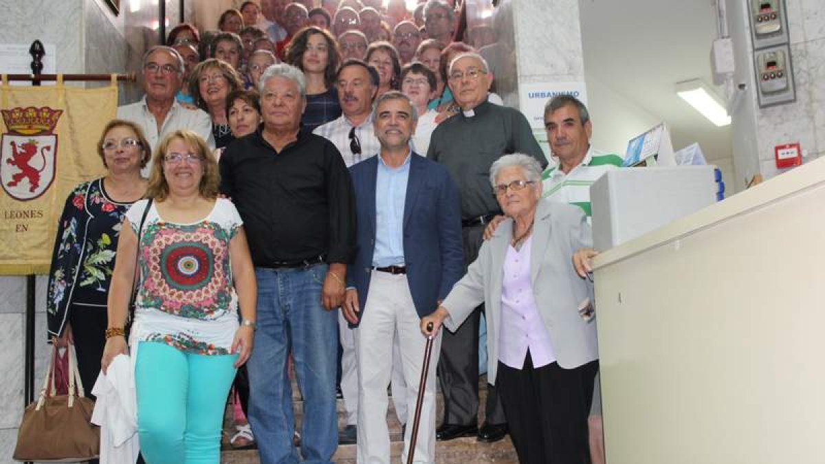 Los leoneses del Centro de Cataluña posan con el alcalde.