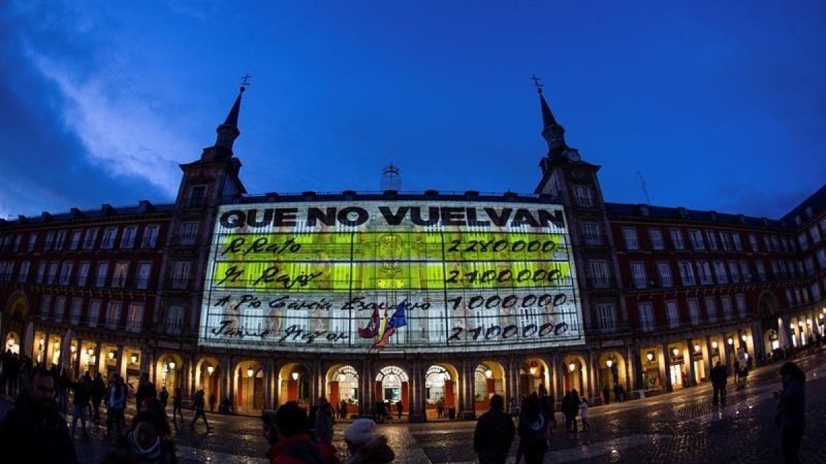 La fachada de la Casa de la Panadería de la Plaza Mayor de Madrid se ha iluminado esta noche con imágenes de gran formato de los conocidos como 
