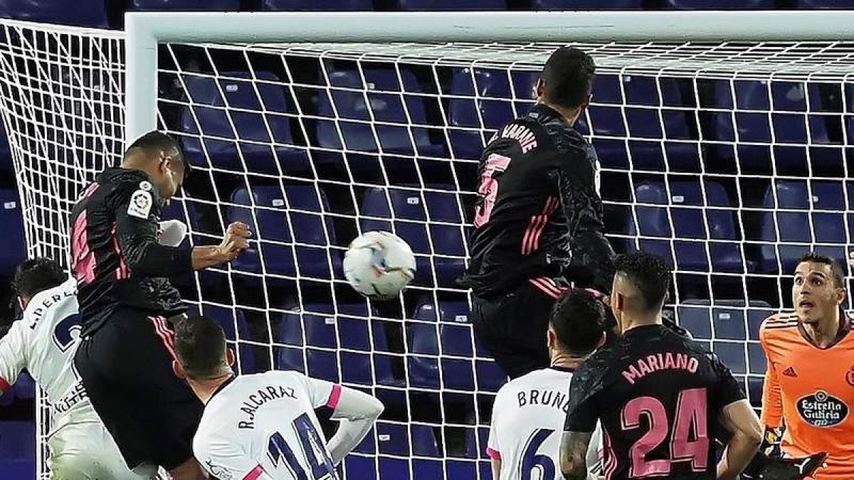 La imagen muestra a Casemiro cuando cabecea el balón para marcar ante el Valladolid. R. GARCÍA
