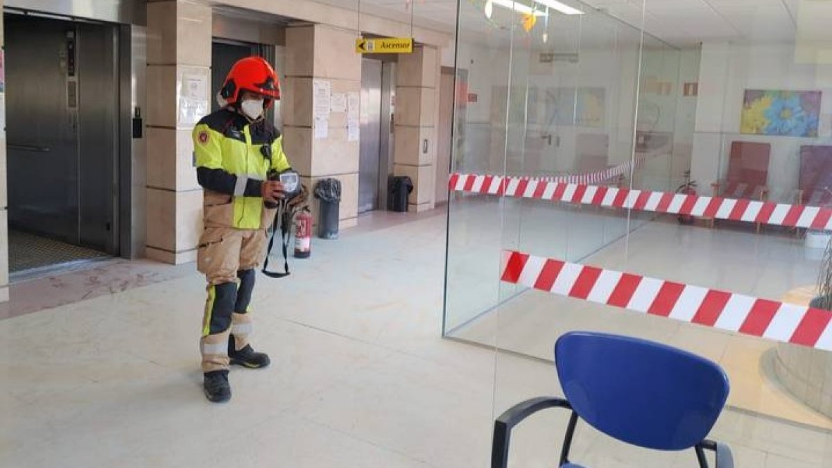 Un agente de los bomberos durante la intervención. DL