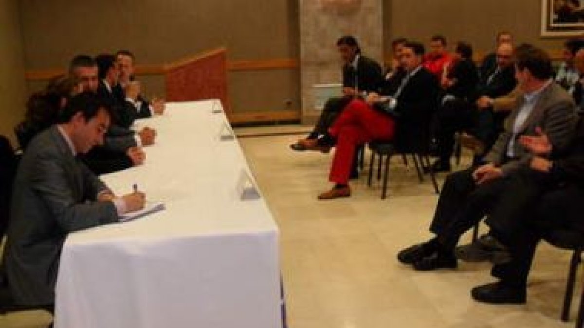 Canibe (CSD), en primer plano, en la presentación del Nacional.