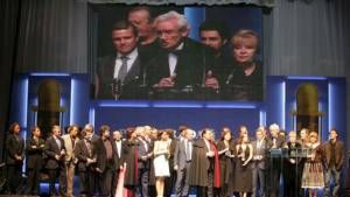 La fotografía de «familia» de todos los premiados con los Micrófonos de Oro puso el broche a la gala