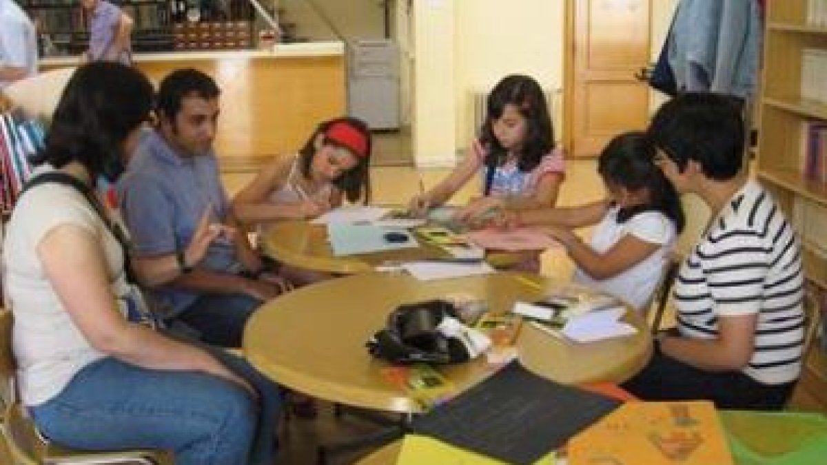 Los coordinadores de las jornadas y la edil de Cultura, con los niños.
