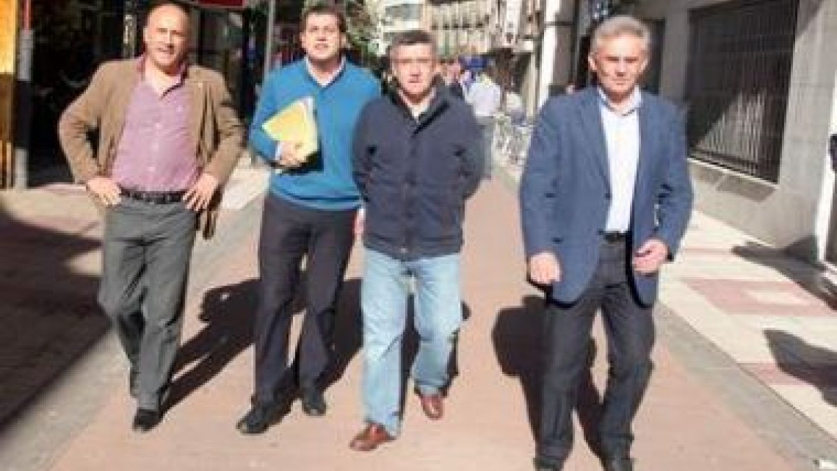 Manuel Ángel Rey Vieira, Ibán García, Francisco Fernández y Santiago Rodríguez dirigiéndose a la sed