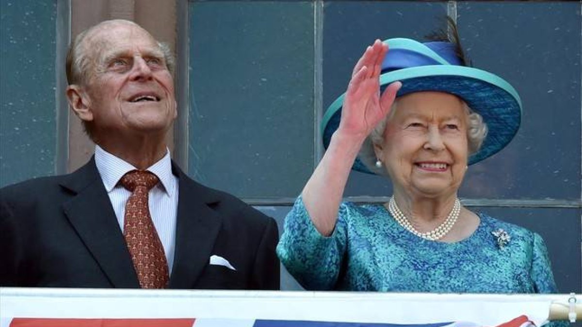 La reina Isabel II y su marido, el príncipe de Edimburgo, este jueves en Fráncfort, con motivo de su visita a Alemania.