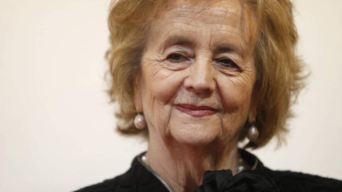 Nona Inés Vilariño, una de las madres de la Constitución, participa en un coloquio en la Casa Panero, junto a Manuela García. JESÚS F. S.
