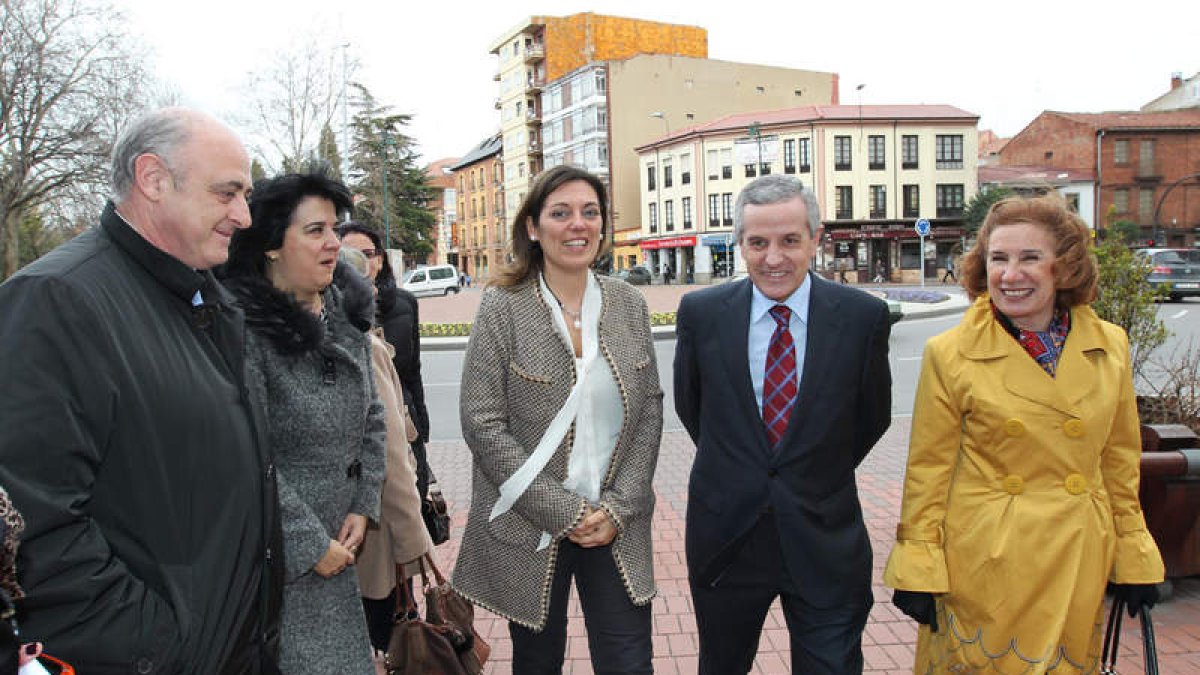 Milagros Marcos, con los alcaldes de San Andrés y León y Montserrat Gutiérrez.