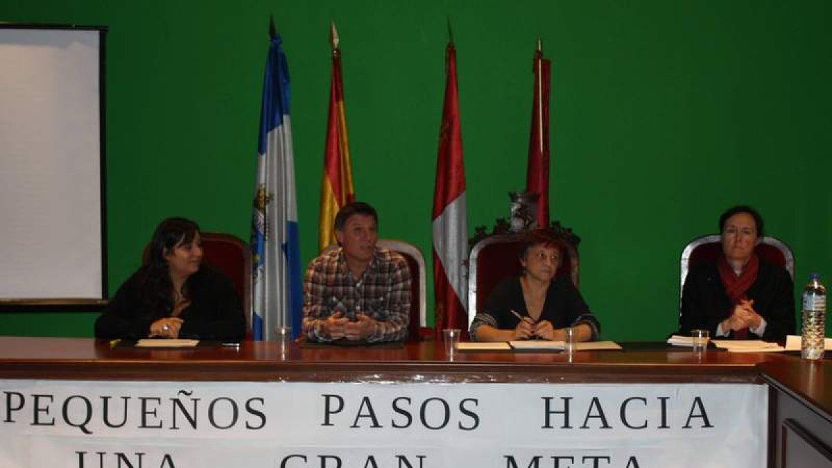 El alcalde presidió el acto del Área de la Mujer.