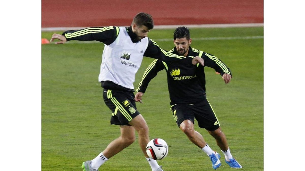Piqué y Nolito, durante el entrenamiento celebrado de la selección en la Ciudad del Fútbol de Las Rozas