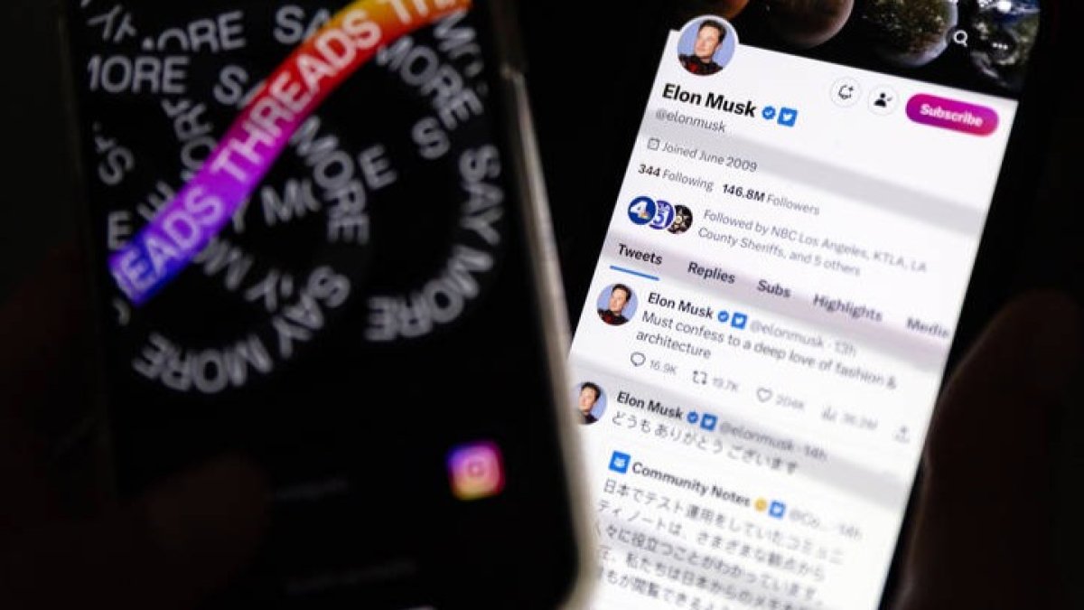 Fotografía de archivo del 6 de julio del 2023 donde aparece la mano de una persona mientras sostiene un teléfono móvil que muestra la página de inicio de sesión de la aplicación Threads. ETIENNE LAURENT