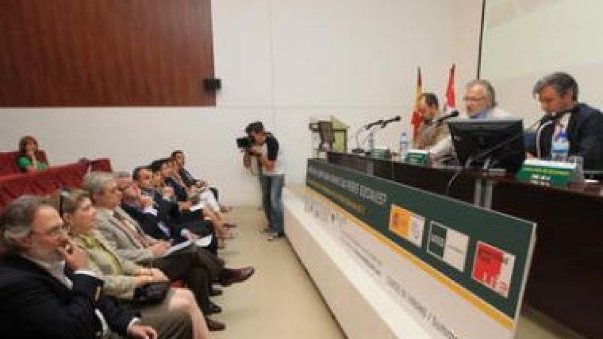 Borgatti (izquierda) presenció ayer desde su butaca la apertura del curso en la Uned.