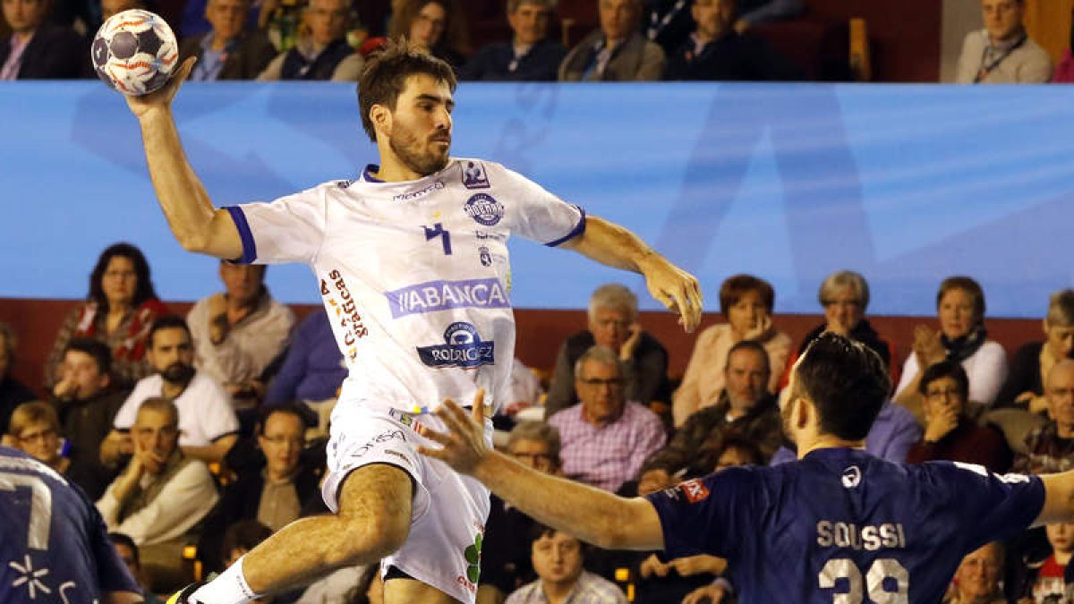 Sebas Simonet, ante el Montpellier en la Liga de Campeones. MARCIANO PÉREZ