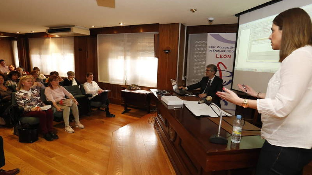 Pilar Vázquez Mondelo, del CAU del Colegio Oficial de Farmacéuticos de León en un taller de formación para las farmacias.
