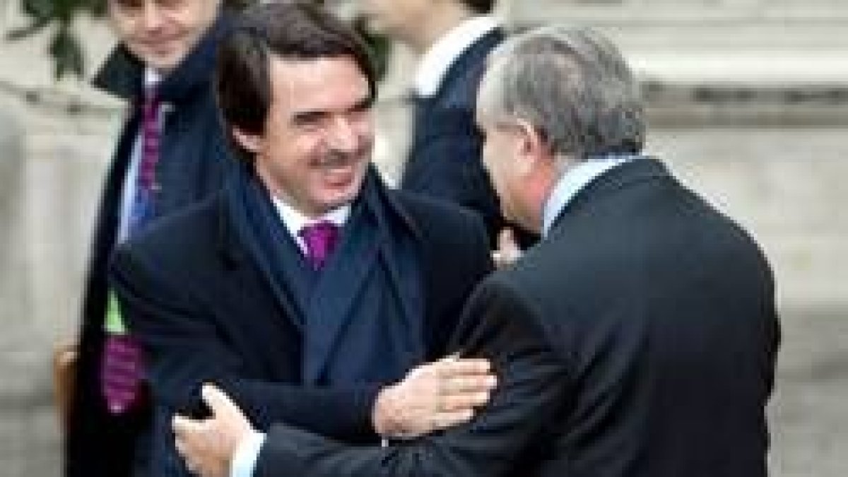 Aznar saluda al primer ministro francés a su llegada al Hotel Matignon