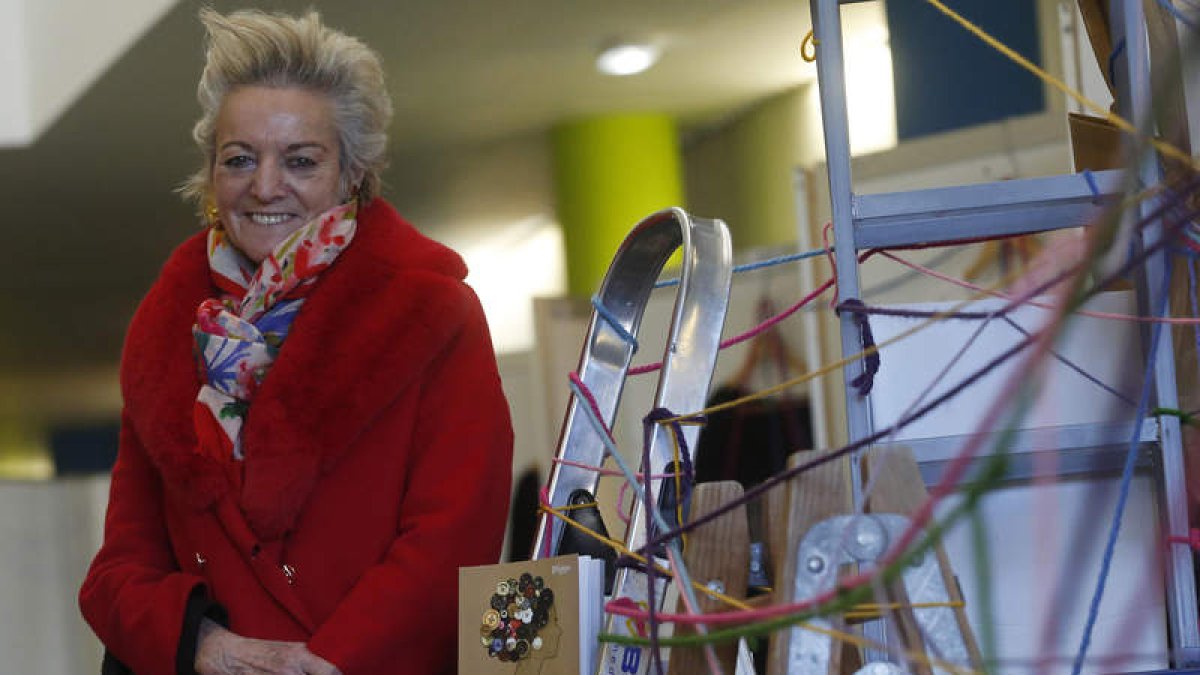 Mª Luisa Segoviano visitó la exposición ‘Visible lo invisible’ del Ciami en Educación. FERNANDO OTERO