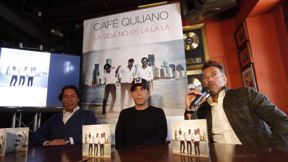 Óscar, Raúl (que ayer celebraba su cumpleaños) y Manuel Quijano, en la presentación a la prensa del disco, que hoy sale a la venta. JESÚS F. SALVADORES