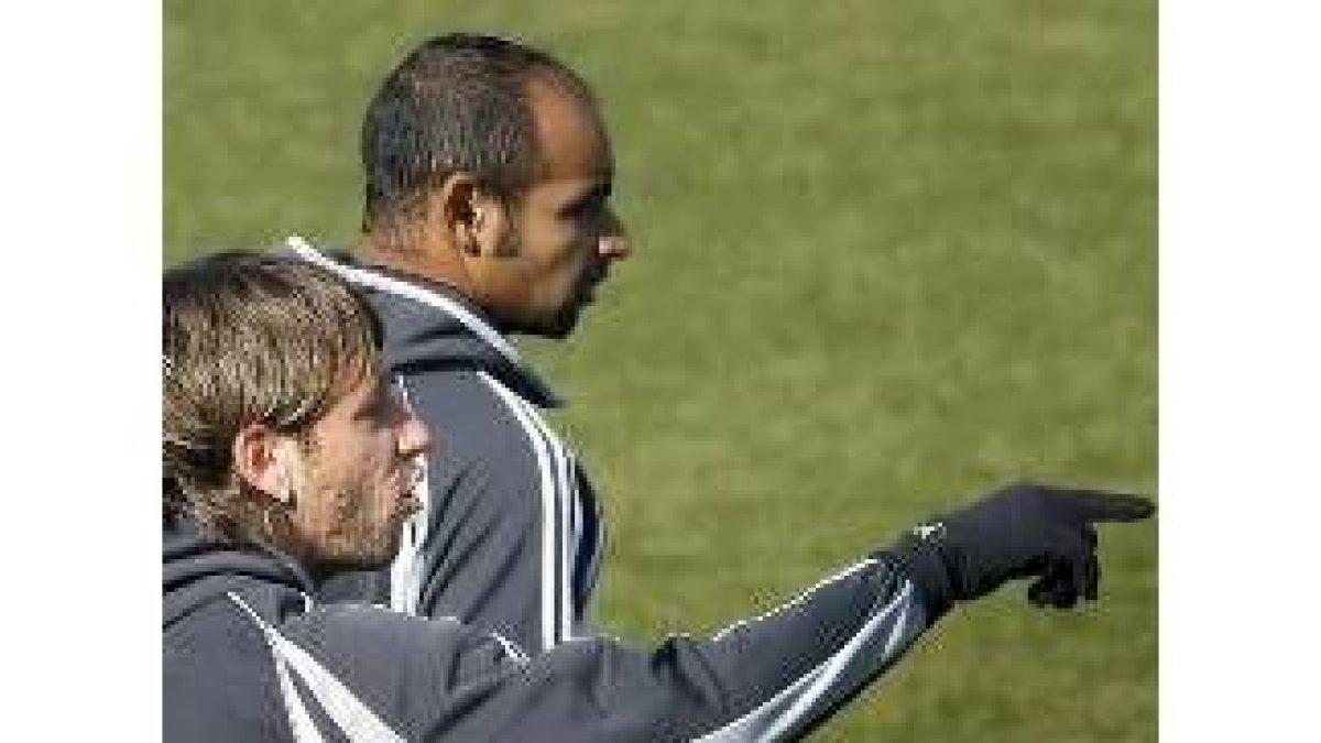 Cassano indica con el dedo a Emerson el camino a seguir