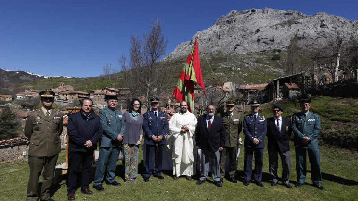 La romería de este año tuvo una amplia presencia castrense, por ser pregonero el general del Ejército del Aire . JESÚS F. SALVADORES