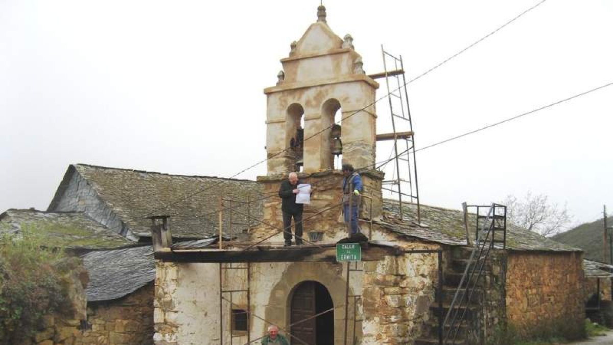 La ermita en obras, con Odonell Álvarez sobre el andamio sosteniendo el plano de las campanas.