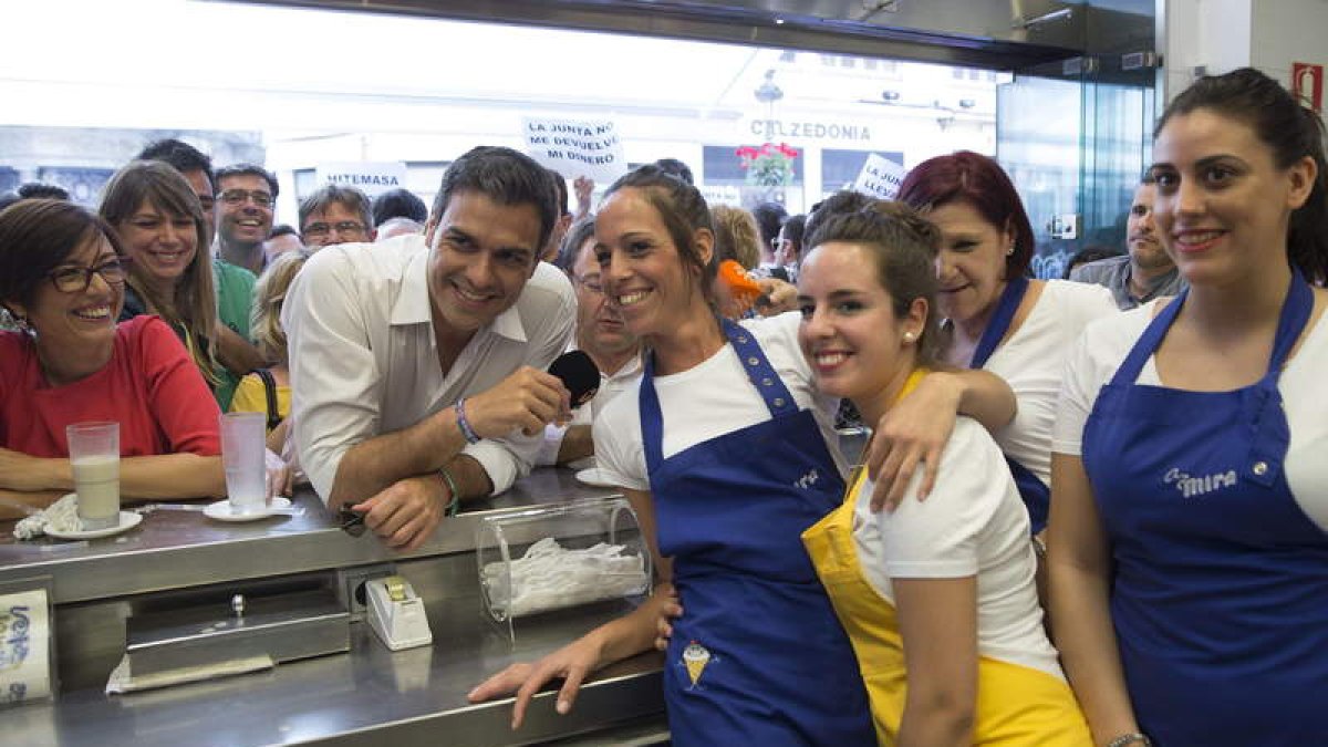 Sánchez posa con las trabajadoras de una heladería.