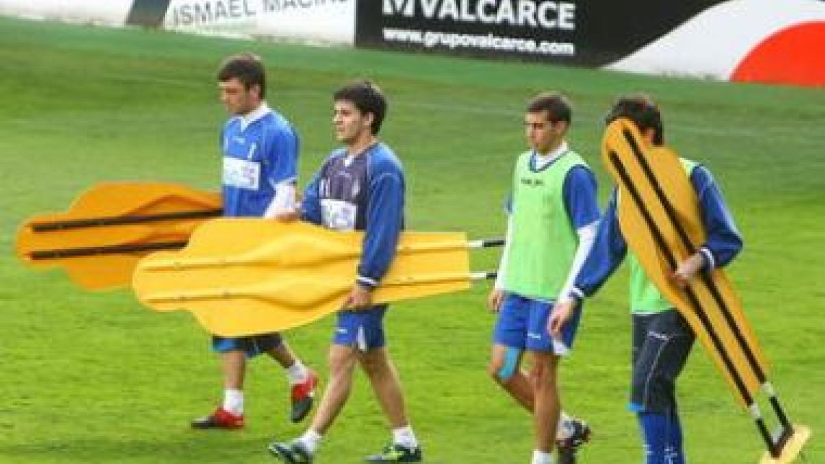 David Álvarez, Trecarichi y Jonatan Valle transportan material en el entrenamiento de ayer.
