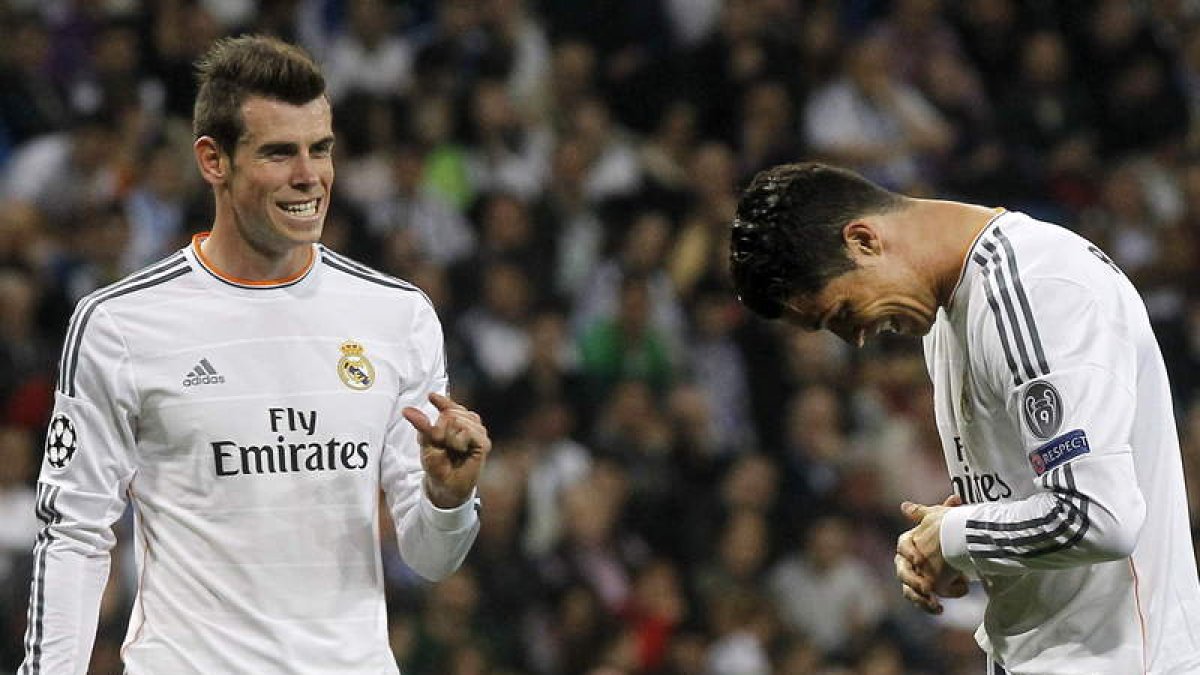Bale, a la izquierda, parece indicarle a Cristiano Ronaldo que le falta muy poco para batir el récord de Puskas en Europa.